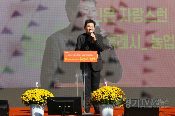 [크기변환]8-1. 이상일 용인특례시장이 2일 농업인의 날 기념식에 참석해 축하하고 있다 .jpg