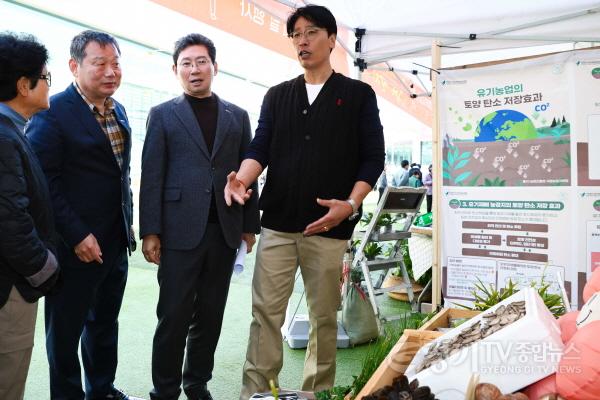 [크기변환]8-2. 이상일 용인특례시장이 2일 농업인의 날 기념식에 참석해 부스를 둘러보며 농업인들과 소통했다.jpg