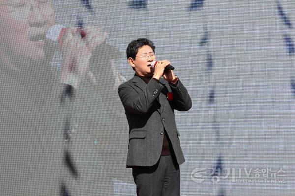 [크기변환]8-4. 이상일 용인특례시장이 2일 농업인의 날 행사에서 농업인들의 요청으로 노래를 부르고 있다.jpg
