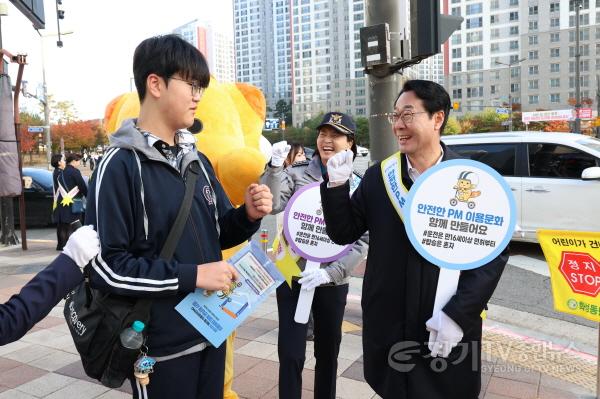 [크기변환]8-1. 정명근 화성특례시장 및 관계자들이 4일 개인형 이동장치 교통안전 캠페인을 하고 있다.jpg