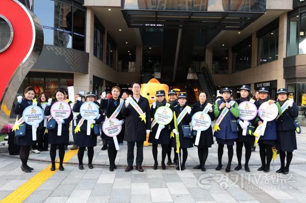 [크기변환]8-2. 정명근 화성특례시장 및 관계자들이 4일 개인형 이동장치 교통안전 캠페인에 앞서 기념촬영을 하고 있다.jpg