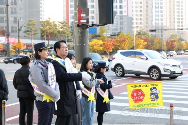 [크기변환]8-3. 정명근 화성특례시장 및 관계자들이 4일 개인형 이동장치 교통안전 캠페인을 하고 있다.jpg