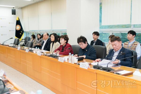 [크기변환]사진1. 용인특례시의회 문화복지위원회는 3일 오후 의회 4층 대회의실어서 소관 부서와 정책협의회를 열었다..JPG
