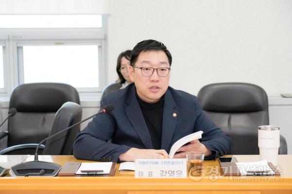 [크기변환]사진1. 용인특례시의회 의원연구단체 「스타트업101Ⅱ」(대표 강영웅 의원)는 5일 시의회 대회의실에서 ‘용인시 청년 지원 정책 개선 방안 연구’ 용역 최종 보고회를 열었다..JPG