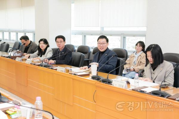 [크기변환]사진3. 용인특례시의회 의원연구단체 「스타트업101Ⅱ」(대표 강영웅 의원)는 5일 시의회 대회의실에서 ‘용인시 청년 지원 정책 개선 방안 연구’ 용역 최종 보고회를 열었다. (1).JPG