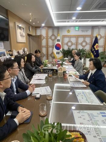 [크기변환]251105 정윤경 부의장, ‘청년 엔지니어 육성해 경기도에 정착 시키자’ 경기도일자리재단과 관련 사업 논의.jpg