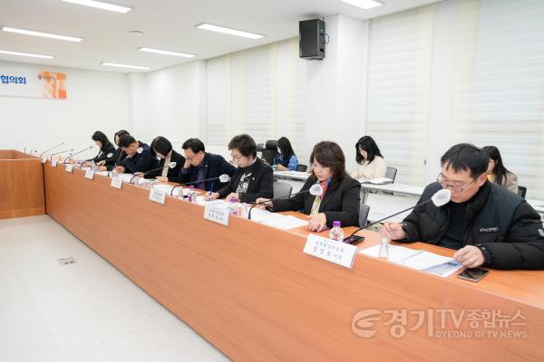 [크기변환]사진3. 용인특례시의회 경제환경위원회는 4일 시청 제1별관 회의실에서 소관 부서와 정책협의회를 개최했다..JPG