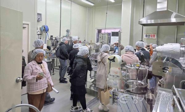 [크기변환]2. 미얀마 식품협회 회원사 대표단이 용인시 농업기술센터를 방문해 주요 시설을 견학했다.jpg