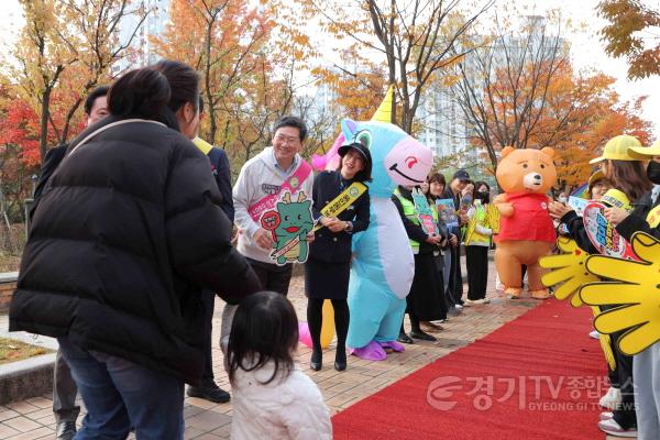 [크기변환]10-2. 이상일 용인특례시장은 6일 용인백현초에서 열린 어린이 교통안전 캠페인에 참여했다.JPG