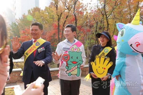 [크기변환]10-3. 이상일 용인특례시장은 6일 용인백현초에서 열린 어린이 교통안전 캠페인에 참여했다.JPG