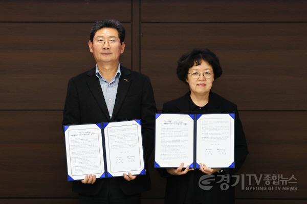 [크기변환]7-3. 이상일 용인특례시장(왼쪽)과 김은경 용인세브란스 병원장(오른쪽)이 자율주행자동차 시범사업 추진을 위한 업무협약서에 서명했다..jpg