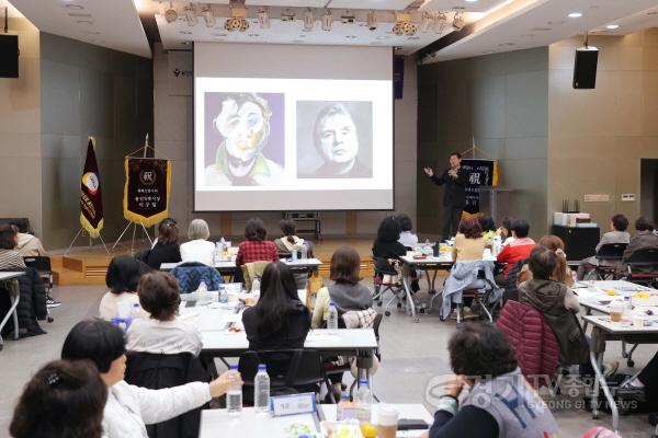 [크기변환]6-3. 이상일 용인특례시장은 4일 경기도여성단체협의회 용인시지회 회원을 대상으로 특강을 진행했다.jpg