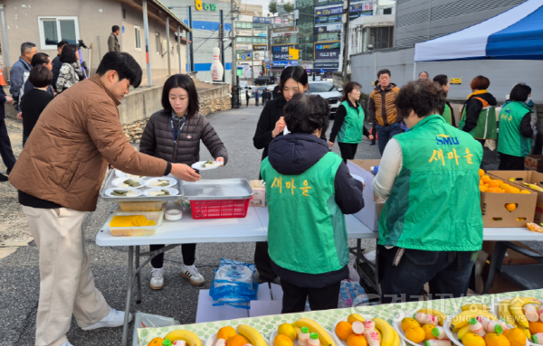 [크기변환]251107_[사진자료] 경상원이 남양주 퇴계원먹자골목상점가에서 지역 어르신들에게 짜장면 300그릇을 대접했다.png