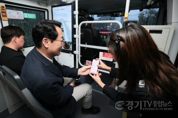 [크기변환]1-1. 정명근화성특례시장이 항저우시 공공교통 유한회사를 방문하여 자율주행 시스템을 체험하고 있다..jpg