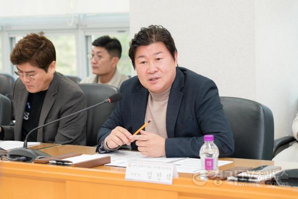 [크기변환]사진2. 용인특례시의회 자치행정위원회는 5일 시의회 대회의실에서 내년도 시정 주요 현안을 공유하고 정책 방향을 논의하기 위한 정책협의회를 실시했다..JPG