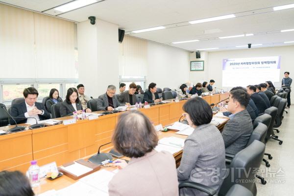 [크기변환]사진3. 용인특례시의회 자치행정위원회는 5일 시의회 대회의실에서 내년도 시정 주요 현안을 공유하고 정책 방향을 논의하기 위한 정책협의회를 실시했다..JPG