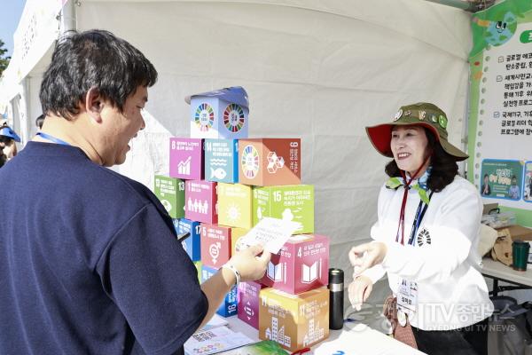 [크기변환]6-4. 5일 2025 대한민국 지속가능발전대회 현장에서 시민이 지속가능발전목표(SDGs) 체험 부스를 관람하고 있다..jpg