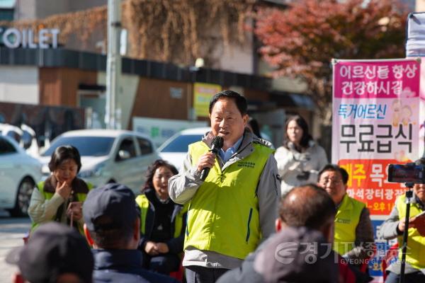 [크기변환](1111)[문화관광과]주광덕 시장, 어르신께 직접 설렁탕 배식(사진1).jpg