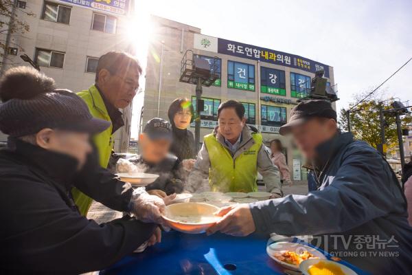 [크기변환](1111)[문화관광과]주광덕 시장, 어르신께 직접 설렁탕 배식(사진2).jpg