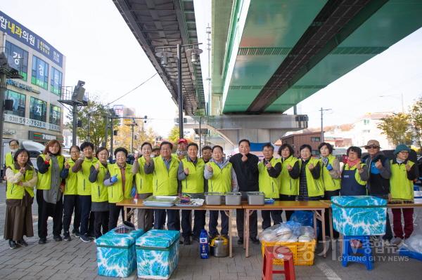 [크기변환](1111)[문화관광과]주광덕 시장, 어르신께 직접 설렁탕 배식(사진3).jpg