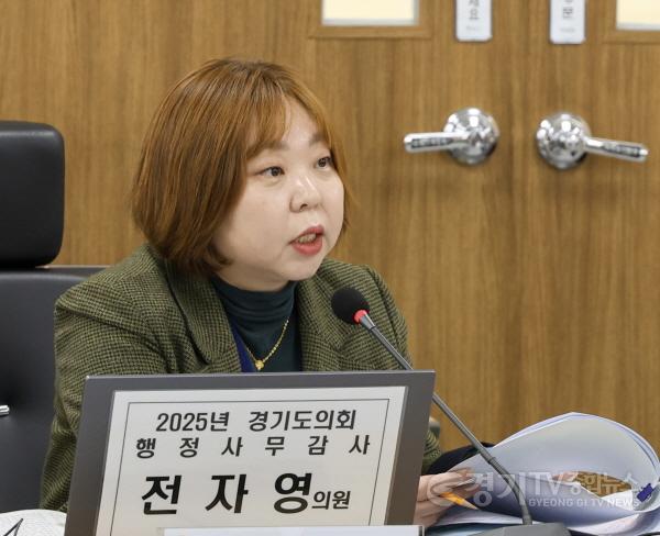 [크기변환]251111 전자영 의원, 행정사무감사에서 전 대통령실 비서관 자녀 학폭 무마 의혹 집중 질타.jpeg