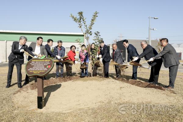 [크기변환]3-2. 11일 제30회 농업인의날 기념행사에서 주요 내빈들이 뉴턴의 사과나무를 기념식수하고 있다.jpg