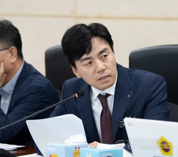 [크기변환](사진)인천시의회 이강구 의원,‘송도 트램 즉시 추진 청원’제안 소개.jpg