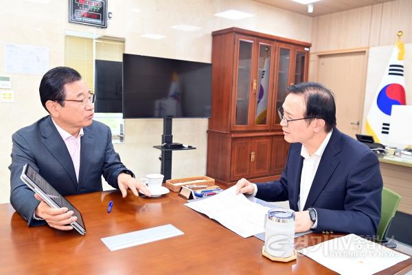 [크기변환](사진1)이현재 하남시장  하남교육지원청 제1호 개청 요청… 임태희 교육감  내년 상반기 중 우선 개청 화답.jpg