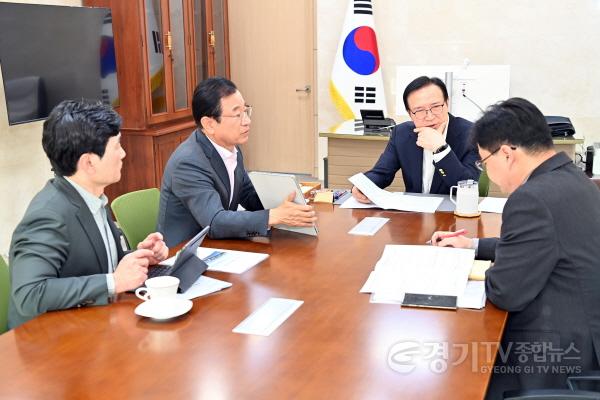 [크기변환](사진2)이현재 하남시장  하남교육지원청 제1호 개청 요청… 임태희 교육감  내년 상반기 중 우선 개청 화답.jpg