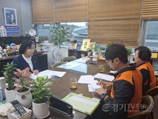 [크기변환]251112 정윤경 부의장, 민주노총 공공연대노조와 간담회에서 “돌봄노동 존중하는 경기도 만들 것” 강조 (1).jpg