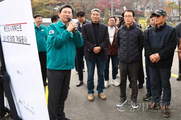 [크기변환]6-1. 이상일 용인특례시장은 13일 고기동 노인회관과 관음사를 잇는 도시계획도로 소1-64·68호선 개통을 앞두고 현장을 점검했다.jpg