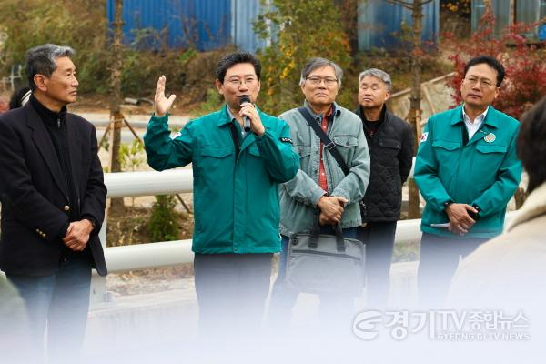 [크기변환]6-2. 이상일 용인특례시장은 13일 고기동 노인회관과 관음사를 잇는 도시계획도로 소1-64·68호선 개통을 앞두고 현장을 점검했다.jpg