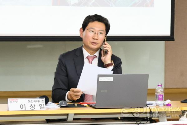 [크기변환]5-3. 이상일 용인특례시장이 12일 열린 수지구 공동주택 입주자대표회의 소통콘서트’에서 경기도의회와 전화통화 하고 있다.jpg