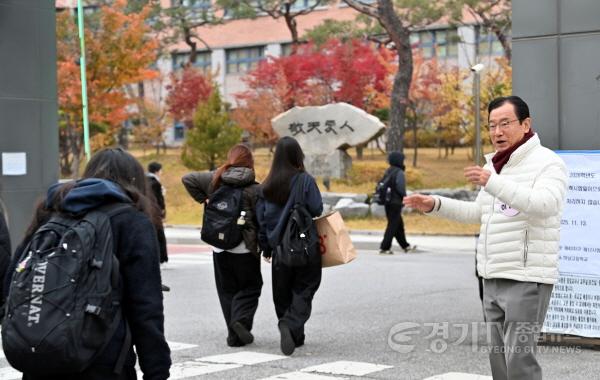 [크기변환](사진1)이현재 하남시장, 수능 현장 따뜻한 격려... “안전·집중, 하남시가 끝까지 함께합니다”.jpg