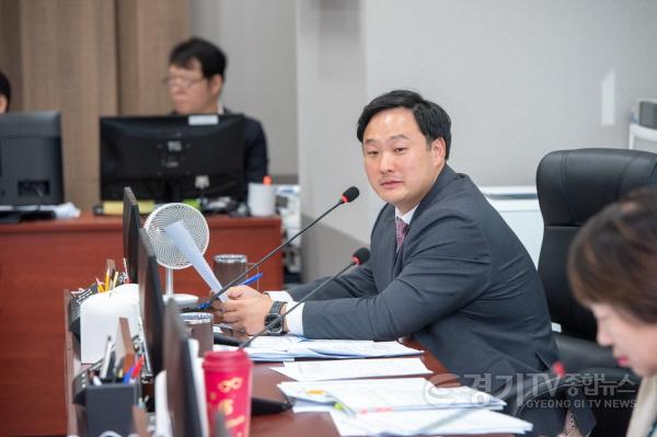 [크기변환]251113 고준호 의원, “변호사 핑계 삼은 지방자치법 훼손, 도정 신뢰 무너뜨려’” (2).jpg