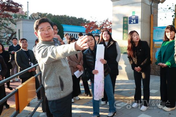 [크기변환]3-1. 이상일 용인특례시장이 14일 포곡초등학교에서 학부모들과 만나 학생들의 안전을 위한 방안을 논의했다..jpg