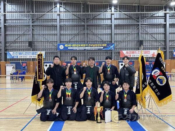 [크기변환]4. 용인특례시 직장운동경기부 검도팀이 13일 ‘제3회 대한검도회장기 전국실업검도대회’에서 금메달을 획득한 뒤 기념사진을 촬영하고 있다.jpeg