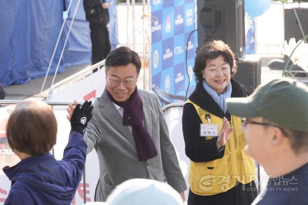 [크기변환]신상진 성남시장이 15일 물빛정원 탄천 마라톤대회 참가자들을 격려하고 있다.jpg