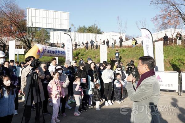 [크기변환]신상진 성남시장이 15일 오리공원 탄천변에서 열린 물빛정원 탄천 마라톤대회 개회식에서 축사하고 있다.jpg
