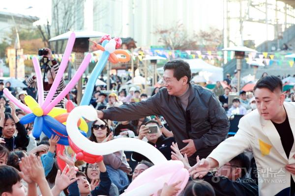 [크기변환]8-2. 이상일 용인특례시장이 15일 용인포은아트홀 문화광장에서 열린 ‘2025 어텀라운지 페스티벌’에 참석해 시민과 소통의 시간을 갖고 있다..jpg