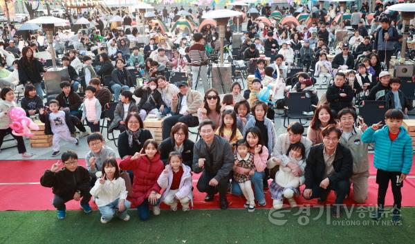 [크기변환]8-1. 이상일 용인특례시장이 15일 용인포은아트홀 문화광장에서 열린 ‘2025 어텀라운지 페스티벌’에 참석해 시민과 소통의 시간을 갖고 있다..jpg