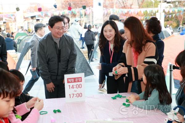 [크기변환]8-3. 이상일 용인특례시장이 15일 용인포은아트홀 문화광장에서 열린 ‘2025 어텀라운지 페스티벌’에 참석해 시민과 소통의 시간을 갖고 있다..jpg