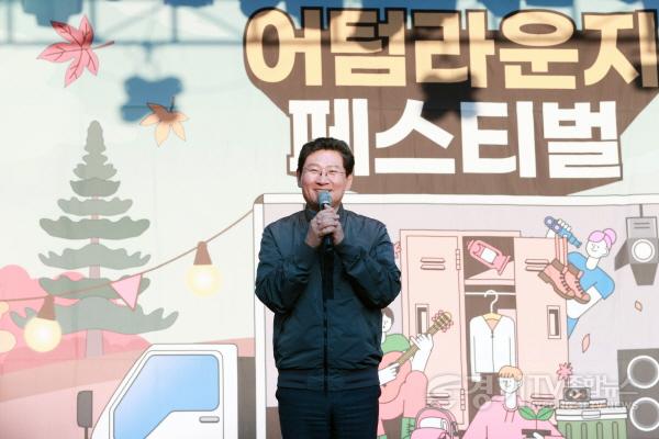 [크기변환]8-4. 이상일 용인특례시장이 15일 용인포은아트홀 문화광장에서 열린 ‘2025 어텀라운지 페스티벌’에 인사말을 하고 있다..jpg