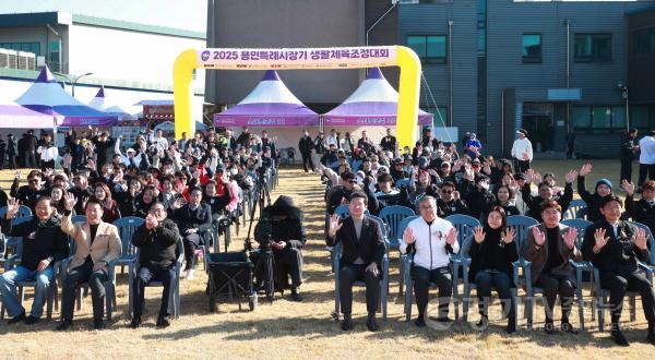 [크기변환]9-3. 이상일 용인특례시장이 15일 기흥구 용인조정경기장에서 열린 ‘용인특례시장기 생활체육 조정대회’에서 관계자들과 기념사진 촬영을 하고 있다..jpg