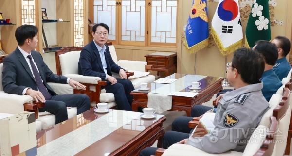[크기변환]5-2. 정명근 화성특례시장이 황창성 경기남부경찰청장등 관계자에게 경찰서 신설의 필요성에 대해 설명하고 있다.jpg