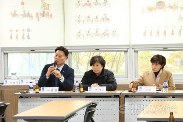 [크기변환]251117 최종현 도의원 매탄동 어린이공원 2.jpg