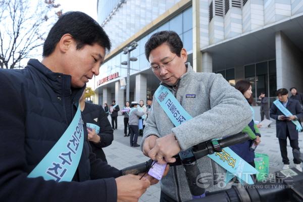 [크기변환]7-4. 이상일 용인특례시장이 14일 성복역 일대에서 ‘공유 모빌리티 안전문화 확산 캠페인’을 펼치며 시민의 참여를 독려하고 있다..JPG