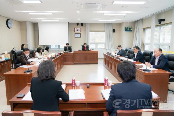 [크기변환]사진1. 용인특례시의회 문화복지위원회(위원장 김상수)는 17일 문화복지위원회 소관 교육청소년과, 평생교육과, 청년정책과, 여성가족과에 대한 행정사무감사를 했다..jpg