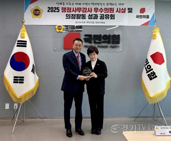 [크기변환]251118 김선희 의원, 2025 행정사무감사 우수의원 수상! (1).jpg