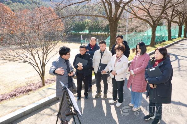 [크기변환]사진2. 용인특례시의회 문화복지위원회는 18일 행정사무감사 기간 중 소관 기관에 대한 현지 확인에 나섰다.(명지대학교 소운동장).jpg
